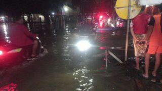 Banjir Rendam Jembatan H Milun, Pemotor Nekat Terobos Genangan Setinggi 60 Cm